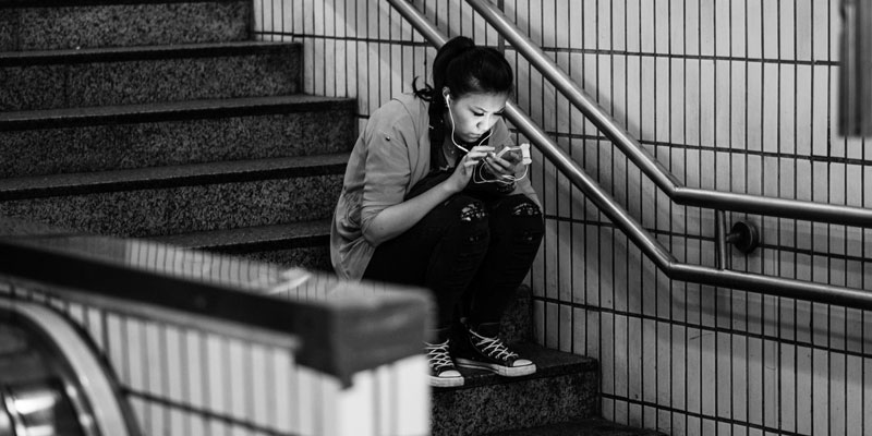 women-addicted-in-phone